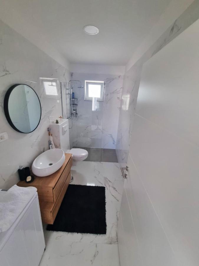 Beach House Oasis Villa Livak Каштела Екстер'єр фото