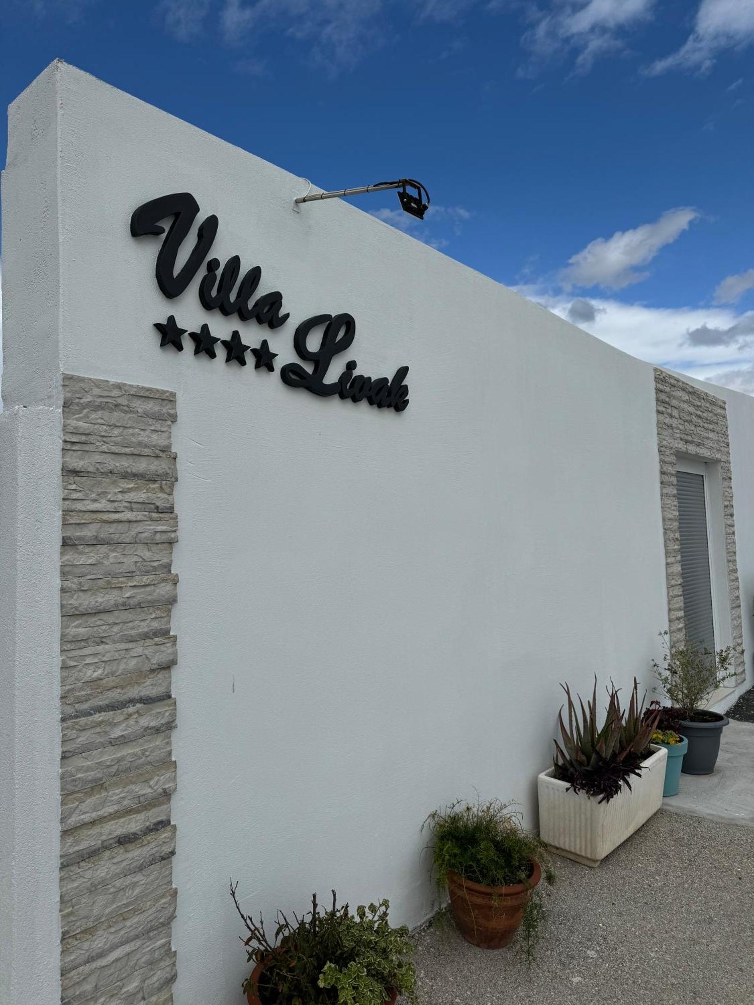 Beach House Oasis Villa Livak Каштела Екстер'єр фото