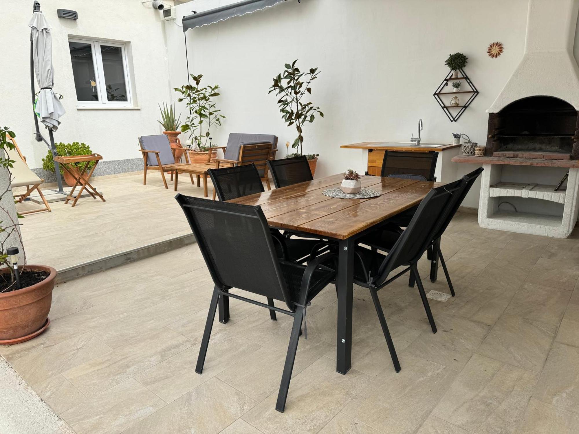Beach House Oasis Villa Livak Каштела Екстер'єр фото