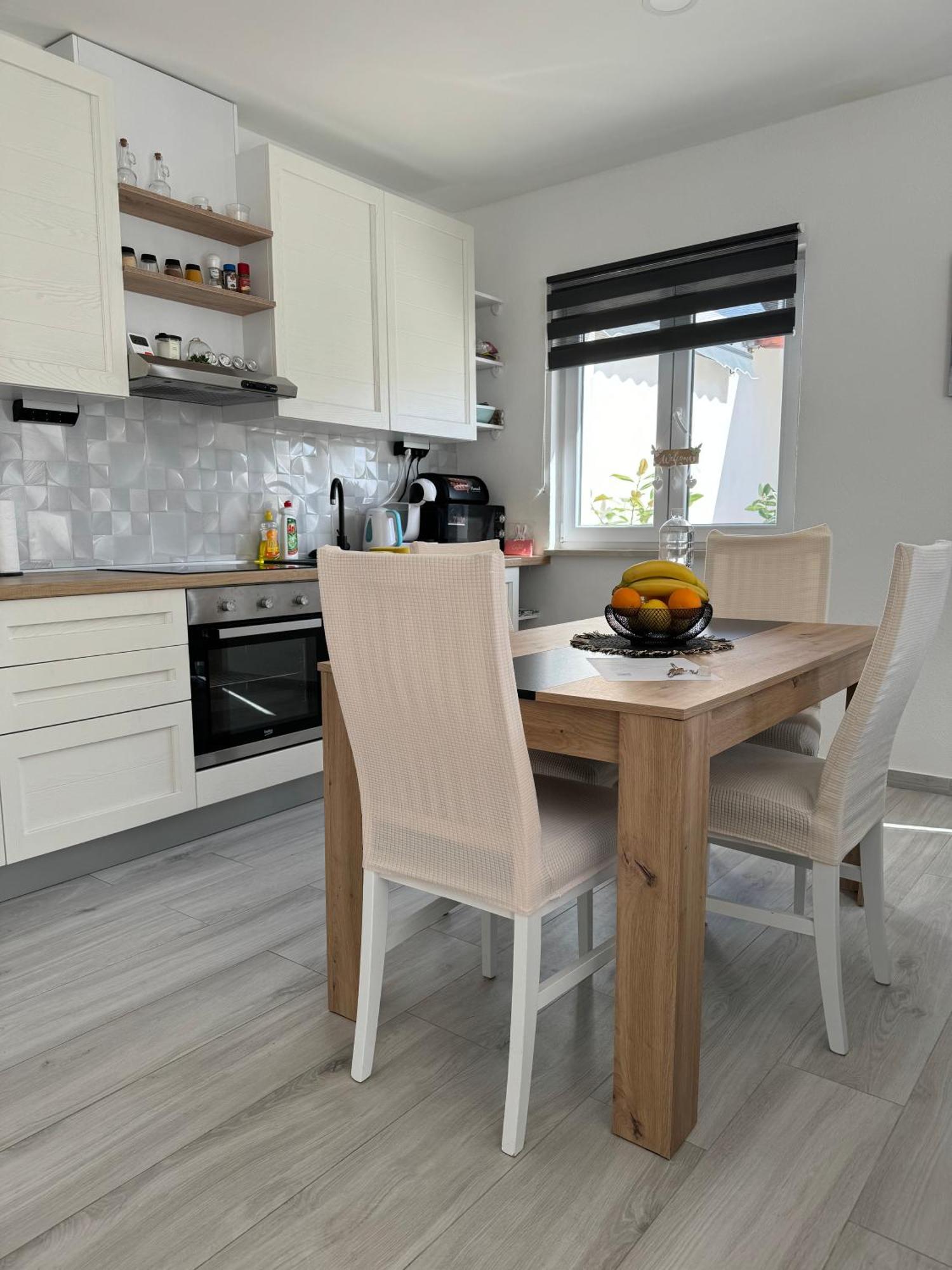 Beach House Oasis Villa Livak Каштела Екстер'єр фото