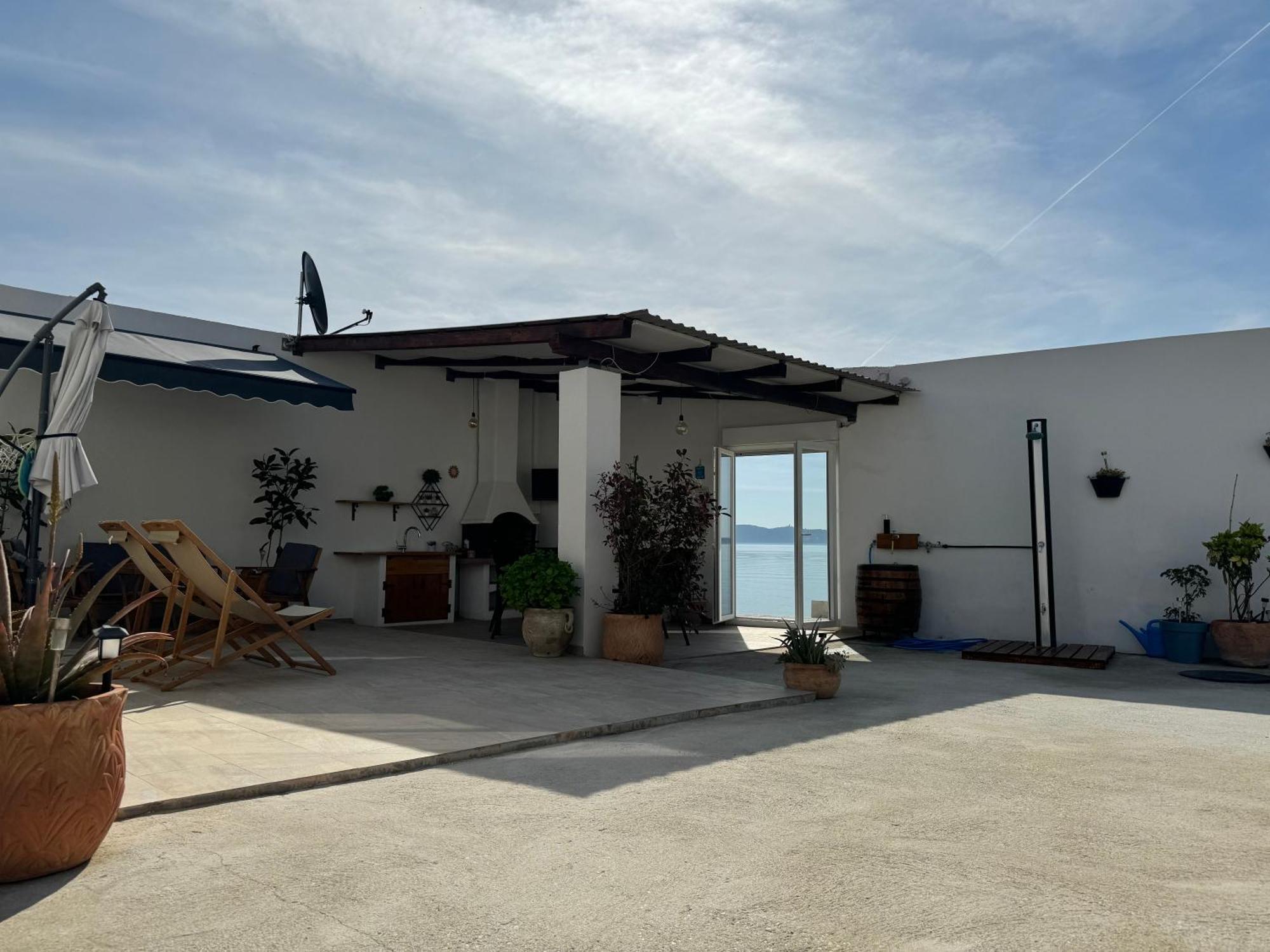 Beach House Oasis Villa Livak Каштела Екстер'єр фото