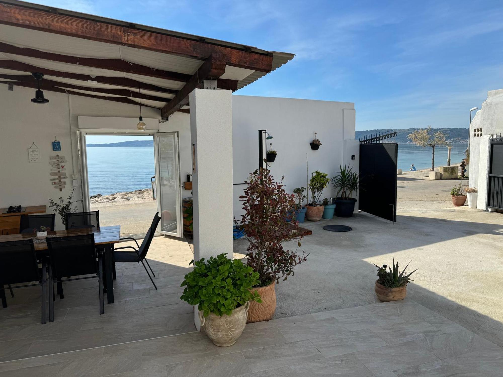 Beach House Oasis Villa Livak Каштела Екстер'єр фото