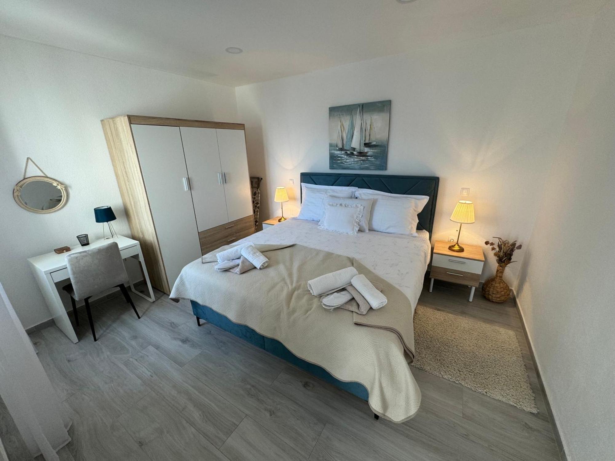 Beach House Oasis Villa Livak Каштела Екстер'єр фото