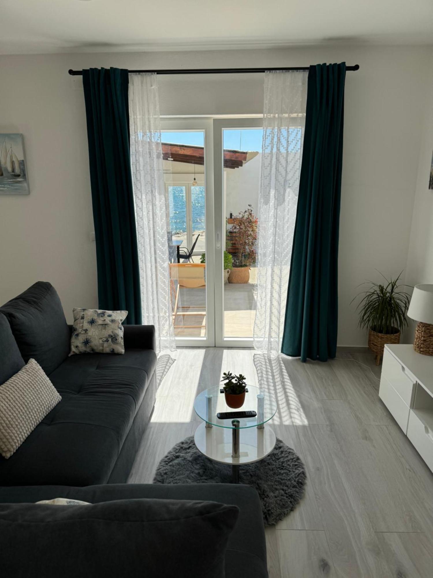 Beach House Oasis Villa Livak Каштела Екстер'єр фото