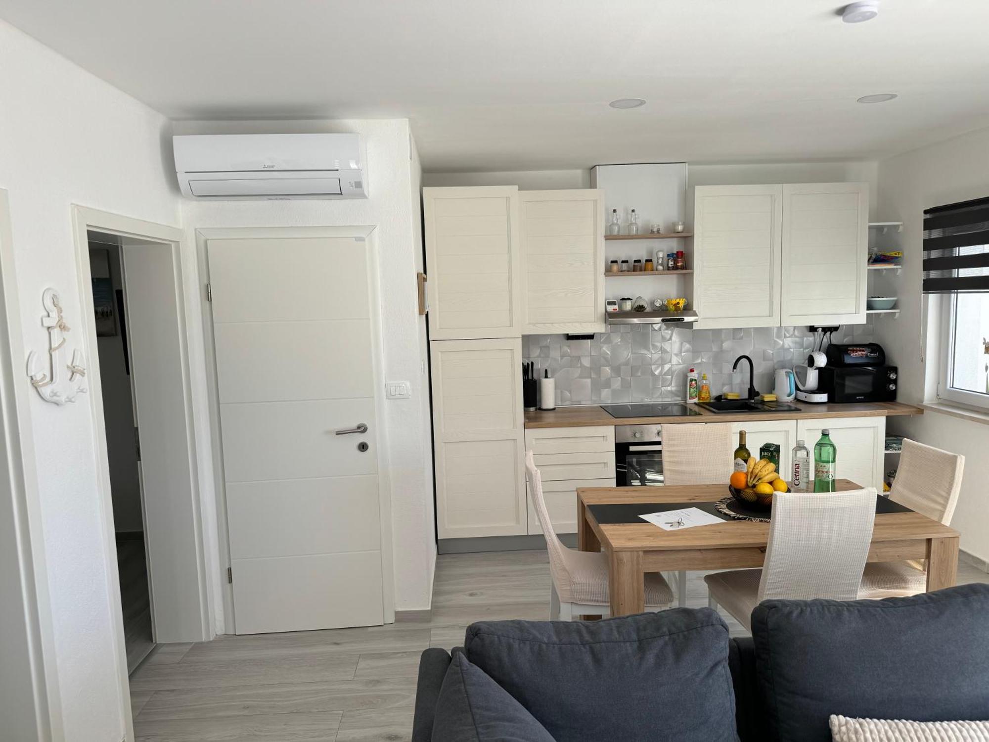 Beach House Oasis Villa Livak Каштела Екстер'єр фото