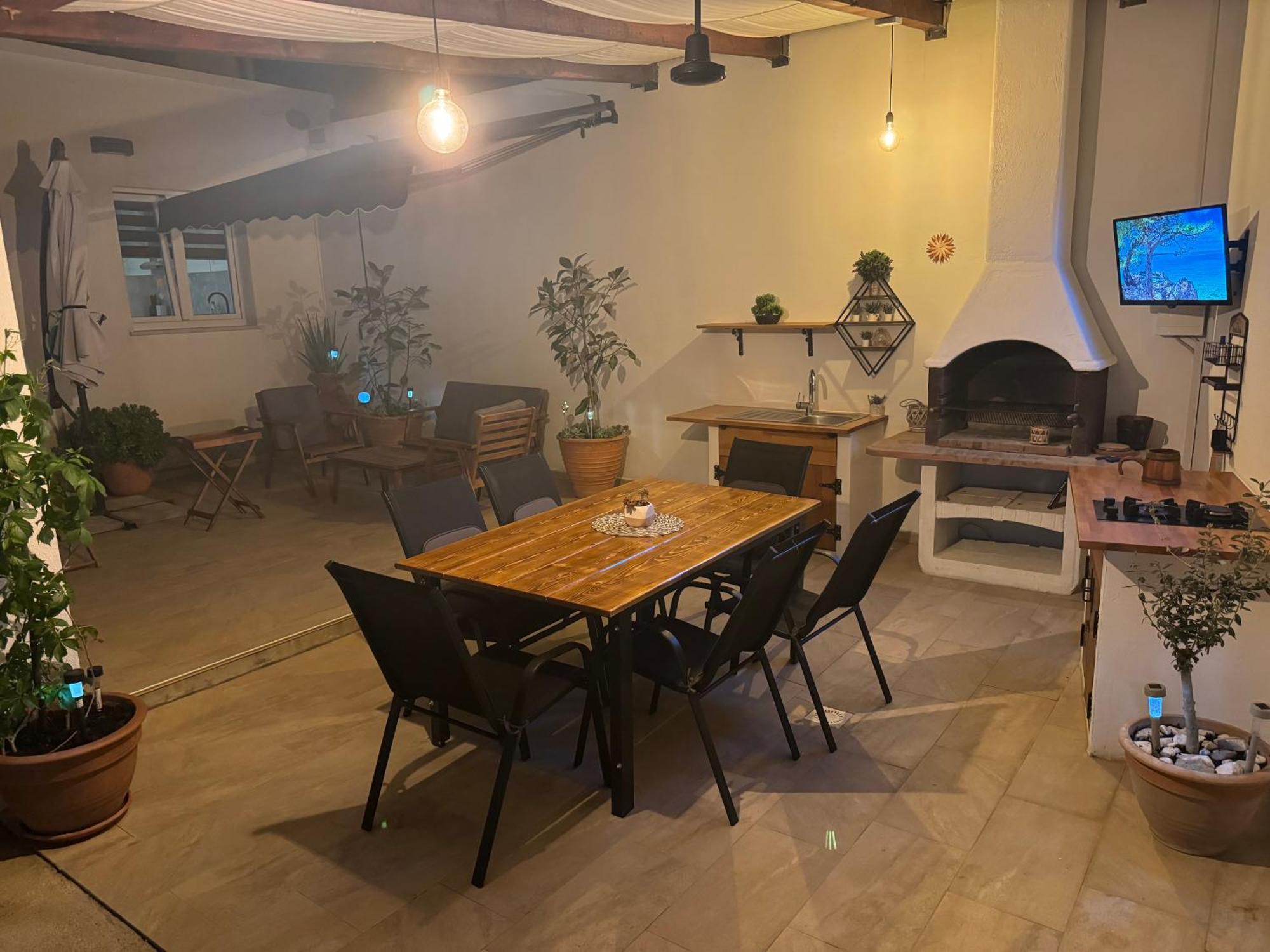 Beach House Oasis Villa Livak Каштела Екстер'єр фото