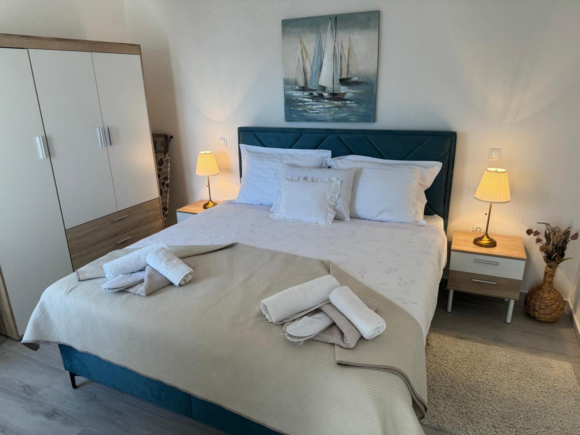 Beach House Oasis Villa Livak Каштела Екстер'єр фото