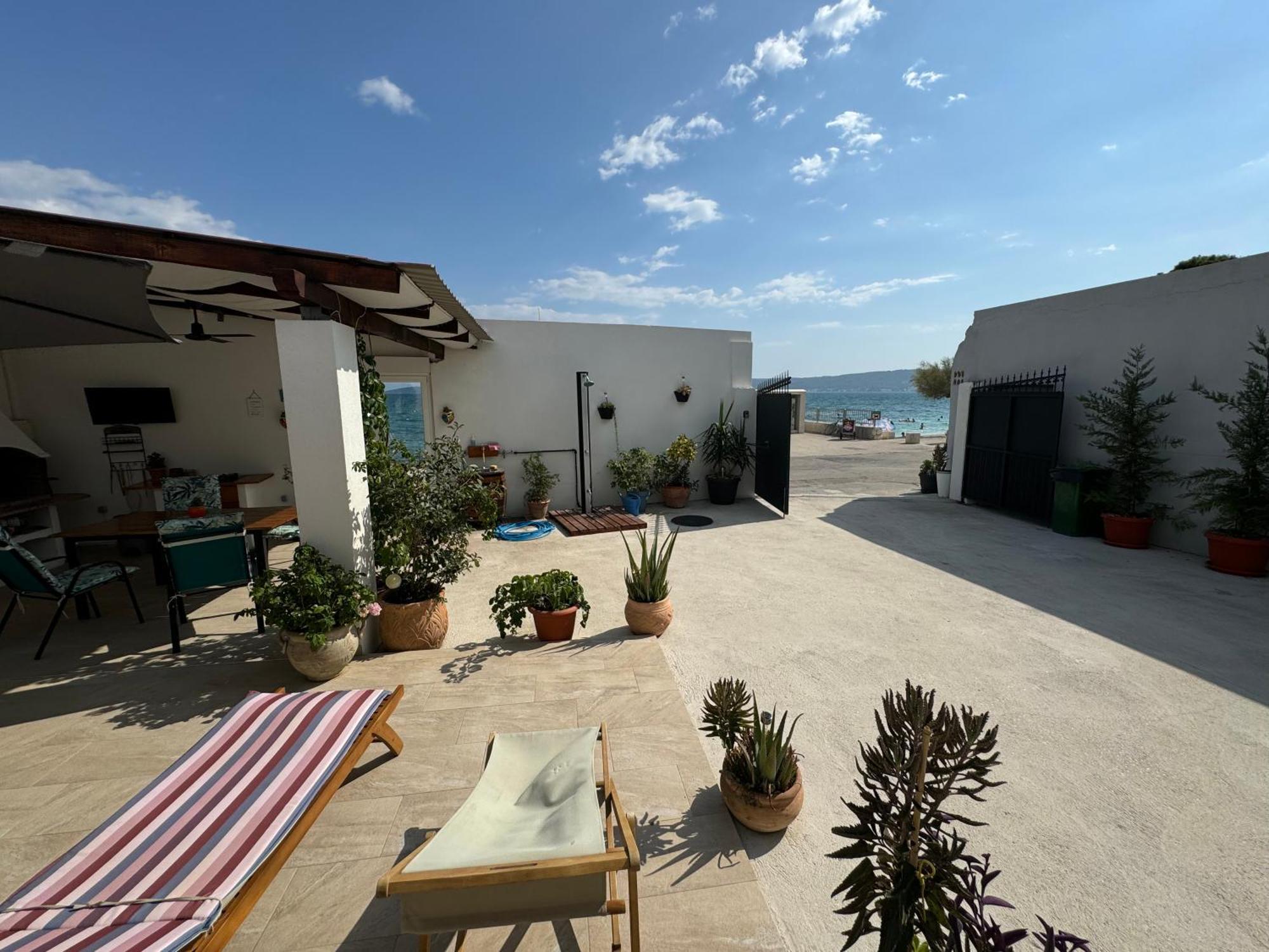 Beach House Oasis Villa Livak Каштела Екстер'єр фото
