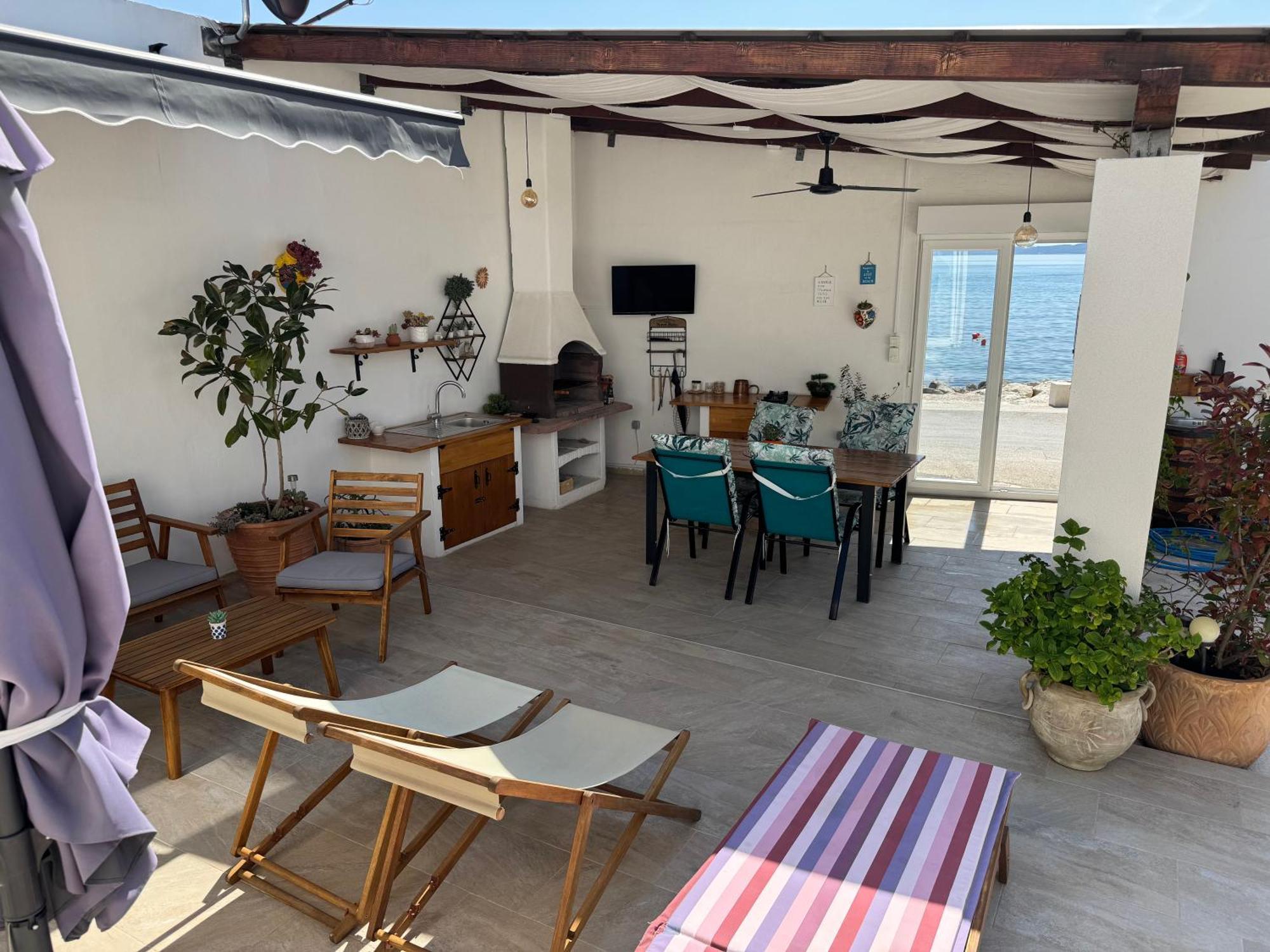 Beach House Oasis Villa Livak Каштела Екстер'єр фото